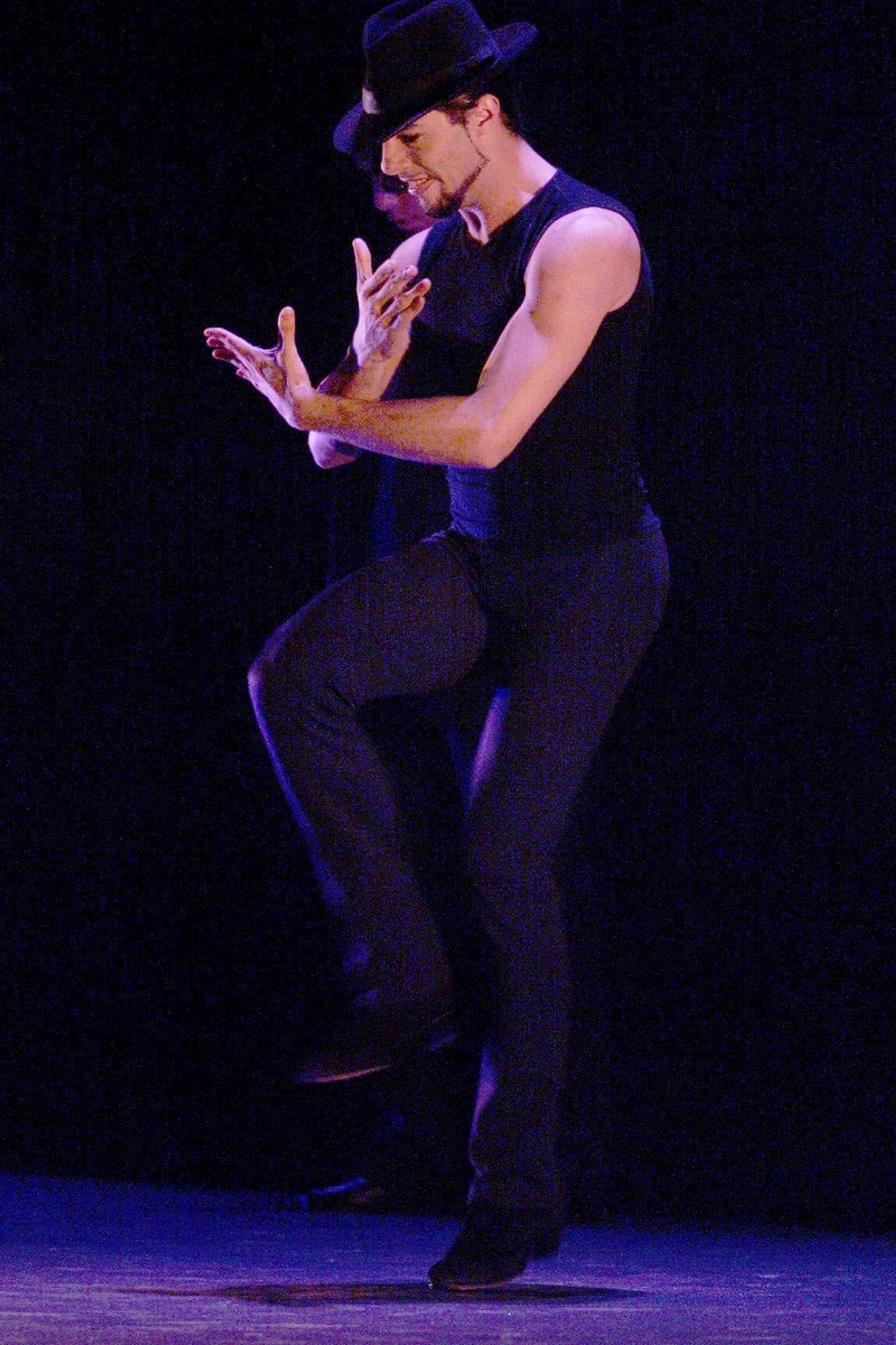 No sólo es bailarín, también es productor, director y coreografo. Su sensibilidad ante la música le ha permitido vestir varias óperas como Carmen.