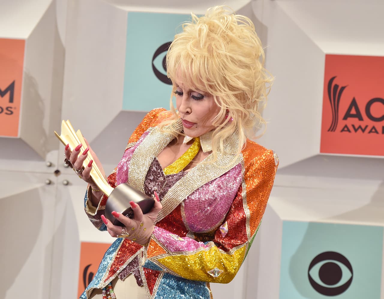 Si bien sus duetos solían ser grandes éxitos radiofónicos, los sencillos en solitario de Parton no alcanzaron las mismas posiciones en las listas al principio.