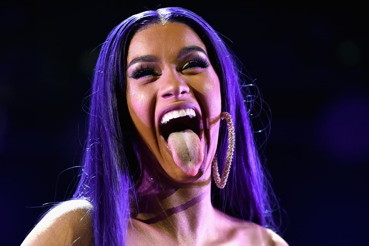 El magistrado Scott Dunn consideró esto como
<b><a href="https://www.univision.com/entretenimiento/cardi-b-esta-en-la-mira-de-un-juez-de-nueva-york-si-falta-a-la-proxima-audiencia-ordenara-su-arresto">“inaceptable”, por lo que amenazó con detener a la rapera</a></b> si no acudía al tribunal a esta nueva audiencia.