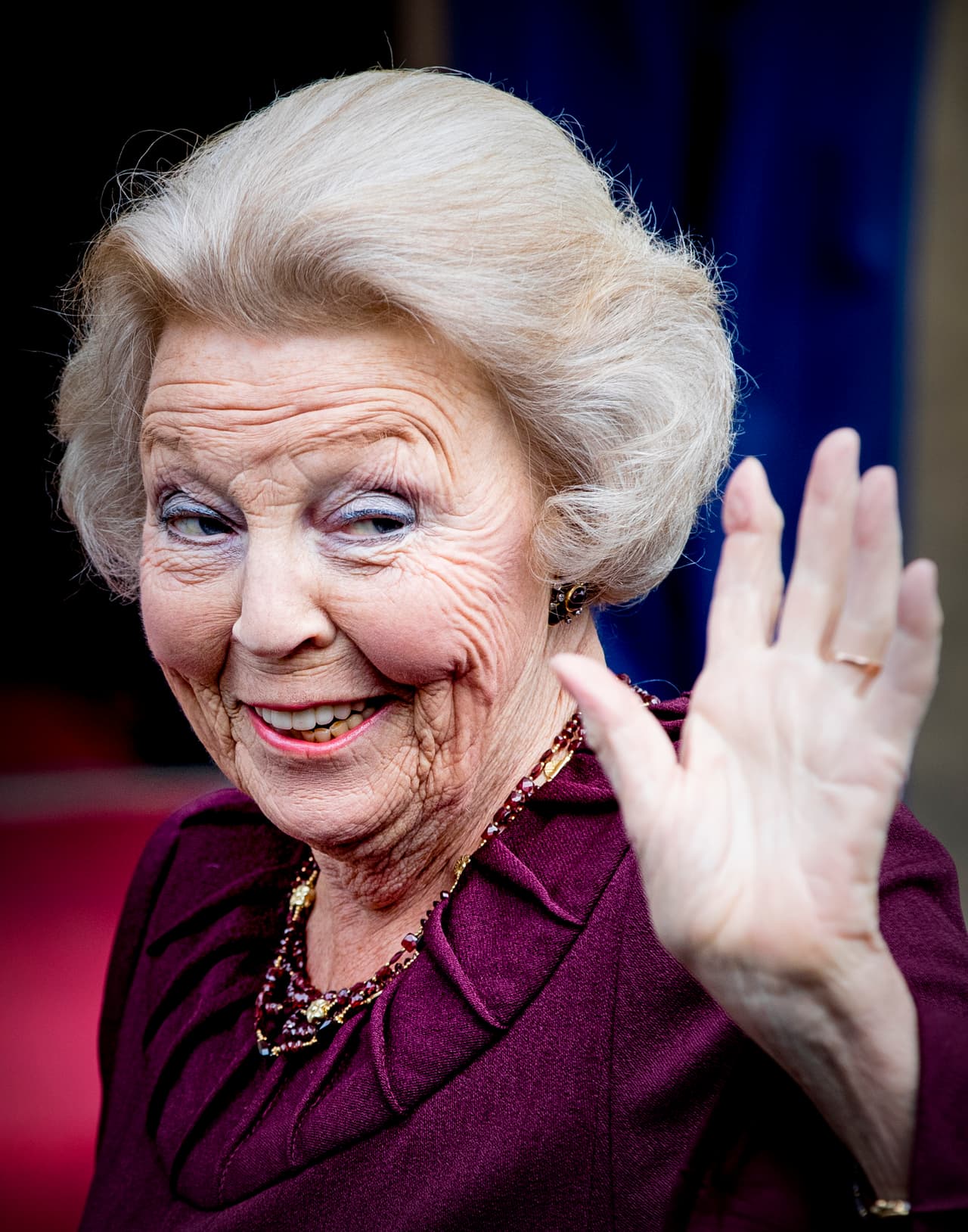 <b>La princesa Beatriz de Holanda. </b>Beatrix Wilhelmina Armgard de Orange-Nassau
<b> </b>fue la monarca del Reino de los Países Bajos desde el 30 de abril de 1980 hasta su abdicación, el 30 de abril de 2013, cuando le sucedió su hijo Guillermo Alejandro. Alcanzó el récord de longevidad como soberana de los Países Bajos, pues tenía 75 años al momento de su abdicación. Formada en Derecho, durante su reinado representó a Holanda en visitas oficiales y recibió a figuras internacionales. En la actualidad, su popularidad no ha decaído y suele acompañar a los reyes, Guillermo y Máxima, en algunos actos oficiales.