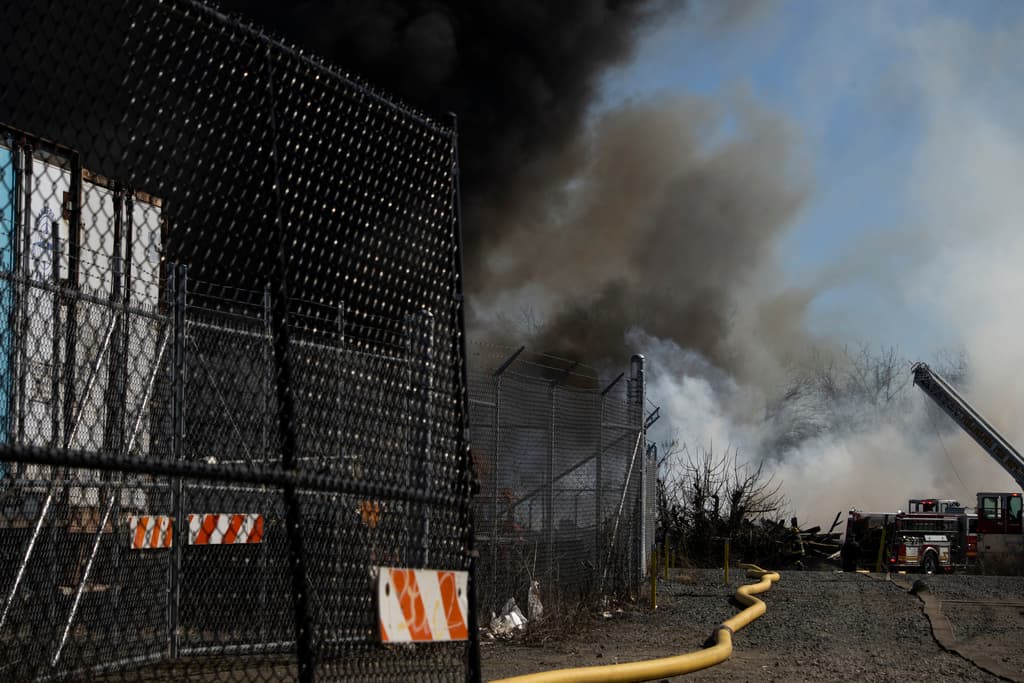 Cerca de 60 bomberos respondieron a la emergencia, que les tomó cerca de 2 horas controlar.