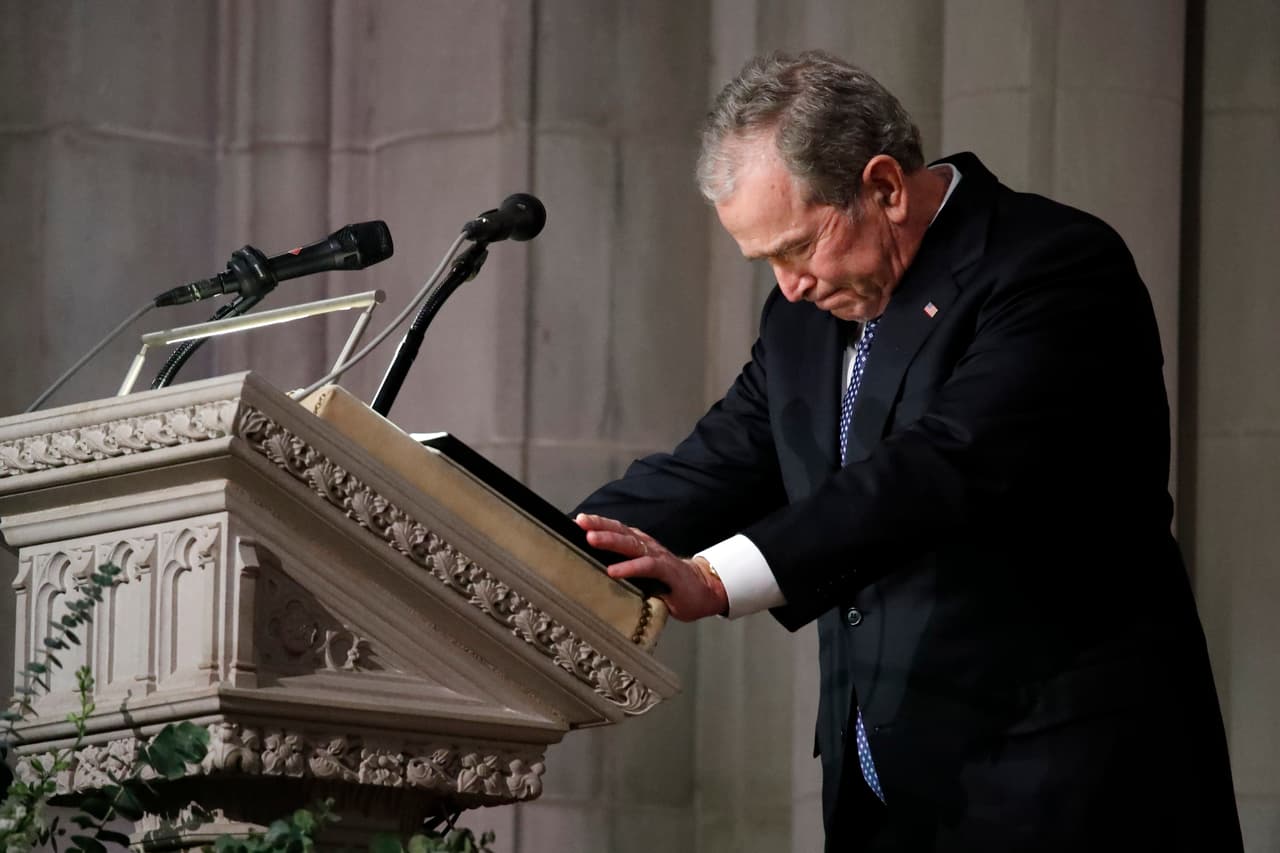 Por la familia Bush, George W. Bush estuvo a cargo de unas emotivas palabras en la Catedral Nacional. Dijo que su padre le enseñó a ser presidente de Estados Unidos y a amar a los ciudadanos de su país, así como la dignidad y el honor. Al final de su discurso, rompió en lágrimas al asegurar que George H.W. Bush fue el mejor padre y abuelo.