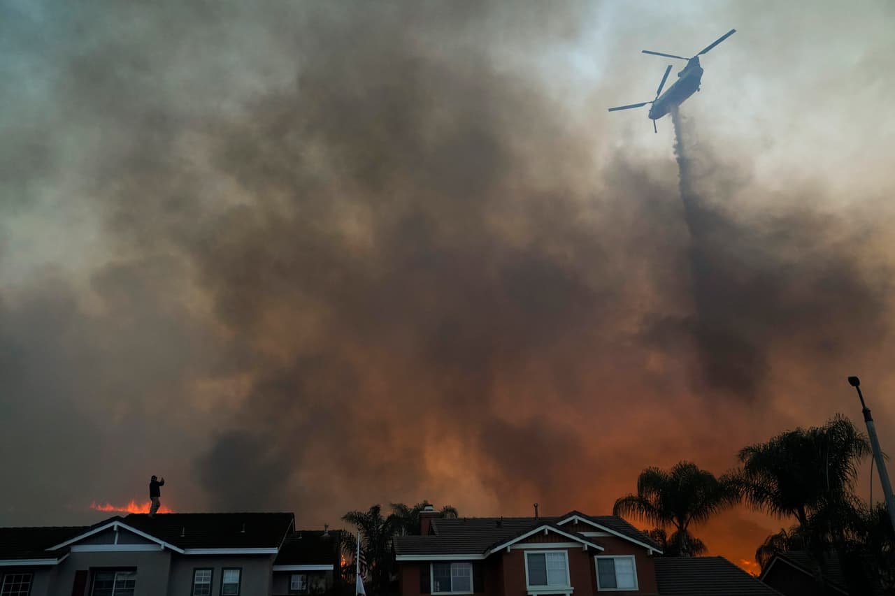 Por su parte, Caltrans informó que uno de los dos carriles en la Ruta estatal 71 en dirección sur estará abierto para esta tarde una vez que las cuadrillas de mantenimiento completen los trabajos de reparación de las bardas de las vías consumidas por el fuego.