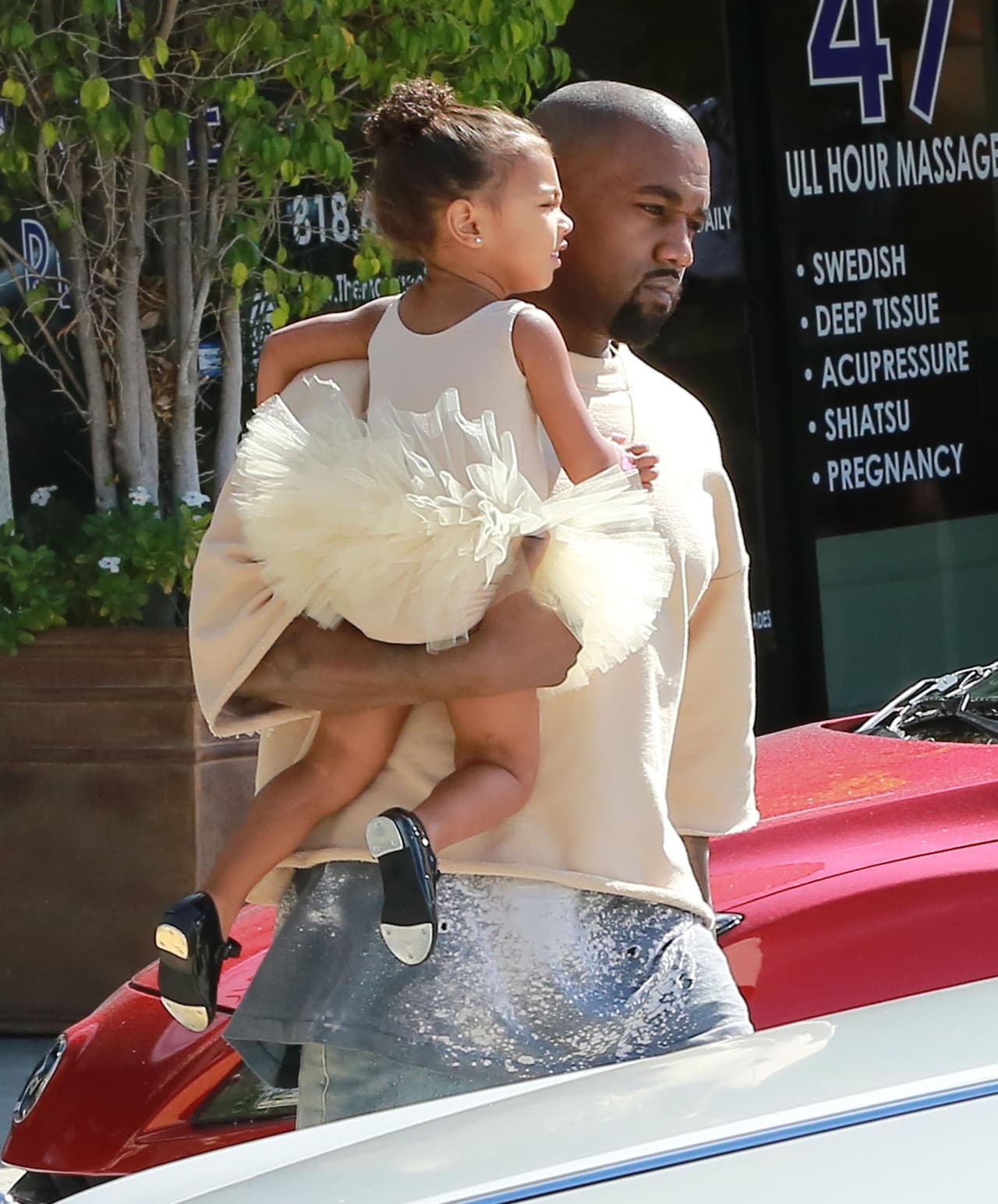 Tranquilo Kanye, seguro ahora tendrás que agregar clases de football a la lista de cosas que hacer en el día.