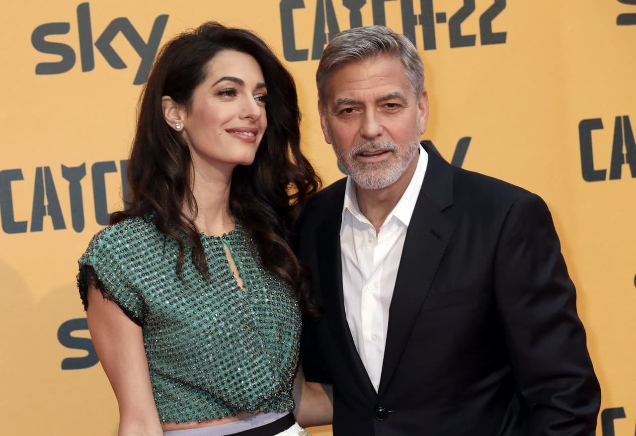 El actor mantiene un 
<b><a href="https://www.univision.com/entretenimiento/george-clooney-se-caso-con-amal-alamuddin-video/embed?simple" target="_blank">matrimonio con la abogada Amal Clooney</a></b>, a quien le lleva 17 años. 
<br>