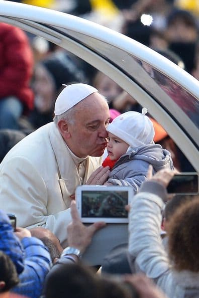 Es así como Francisco ha demostrado su amor a los niños.