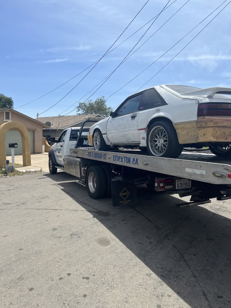 Los vehículos involucrados en este tipo de carreras ilegales fueron asegurados y subidos en grúas.