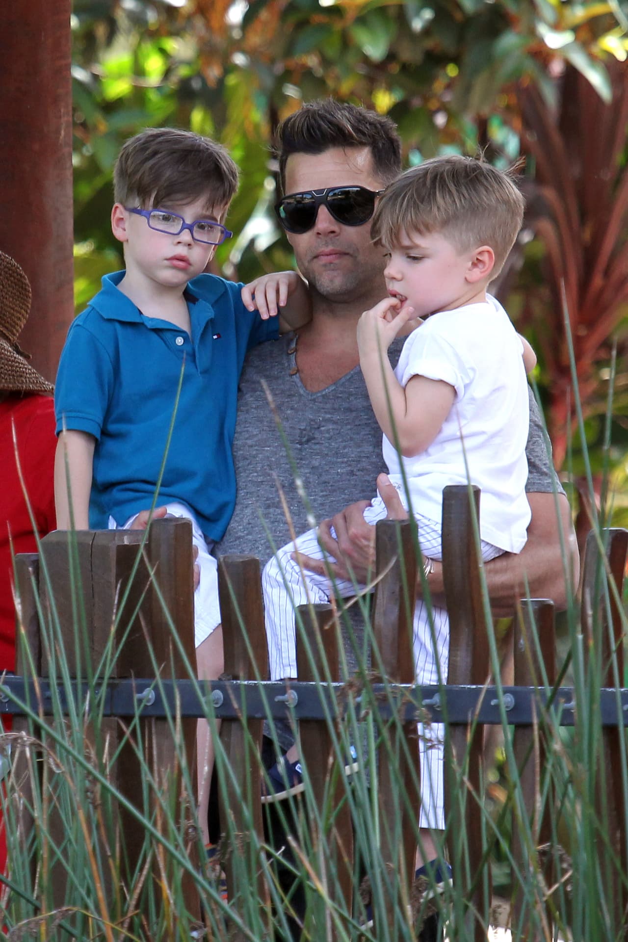 Los pequeños acompañan a su padre en todo momento y son su adoración.