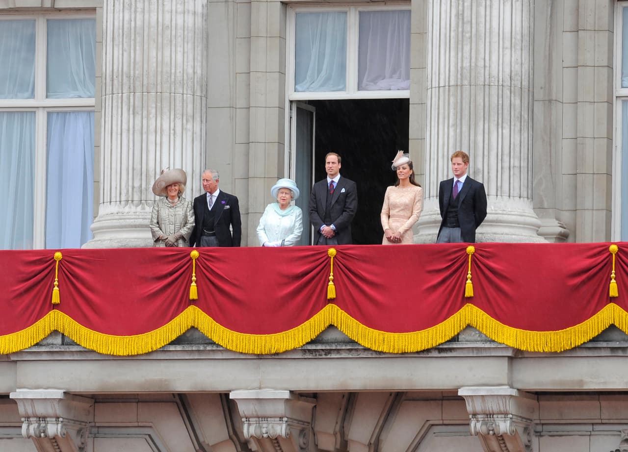 El príncipe Carlos no permitió que ninguno de sus hermanos estuviera en el balcón del palacio de Buckingham durante el saludo real, informó el diario español. Solo se vio a la reina Isabel II, al príncipe Carlos y la duquesa Camila de Cornualles, a los duques de Kensington, el príncipe William, Kate Middleton y al príncipe Harry.
<br>
