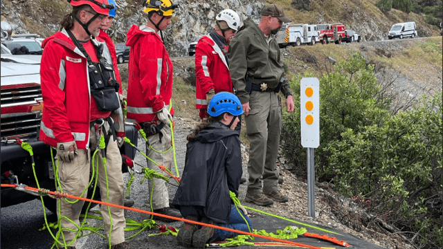 El equipo de Búsqueda y Rescate respondió a la emergencia y junto con la unidad de Cal Fire y una ambulancia de Mercy comenzaron con la operación.
