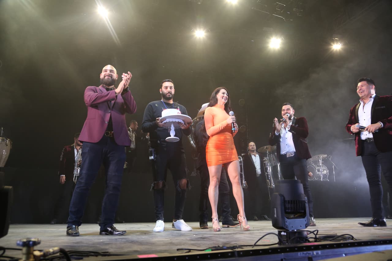 Pero lo mejor fueron las mañanitas que le cantaron en el escenario.