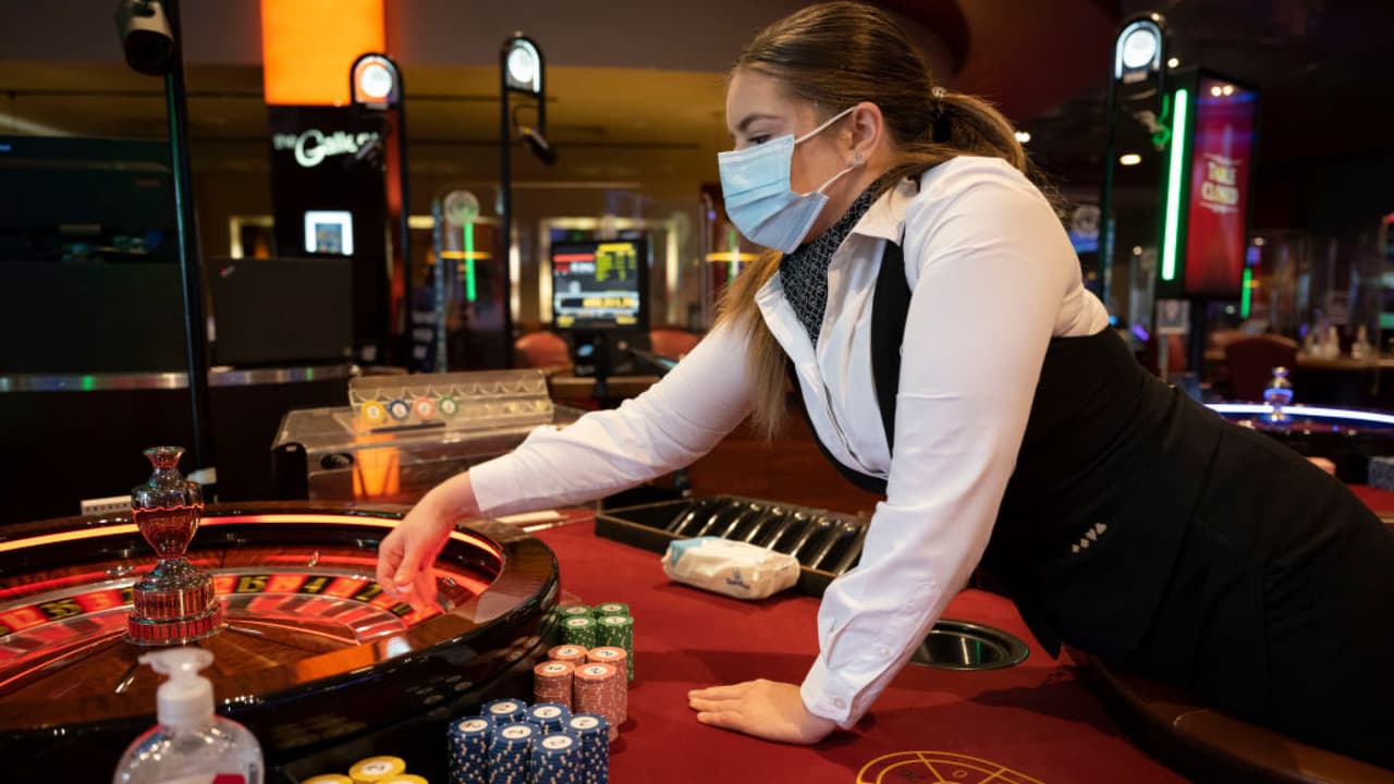 Miami-Dade permite que las personas coman nuevamente dentro de los restaurantes

