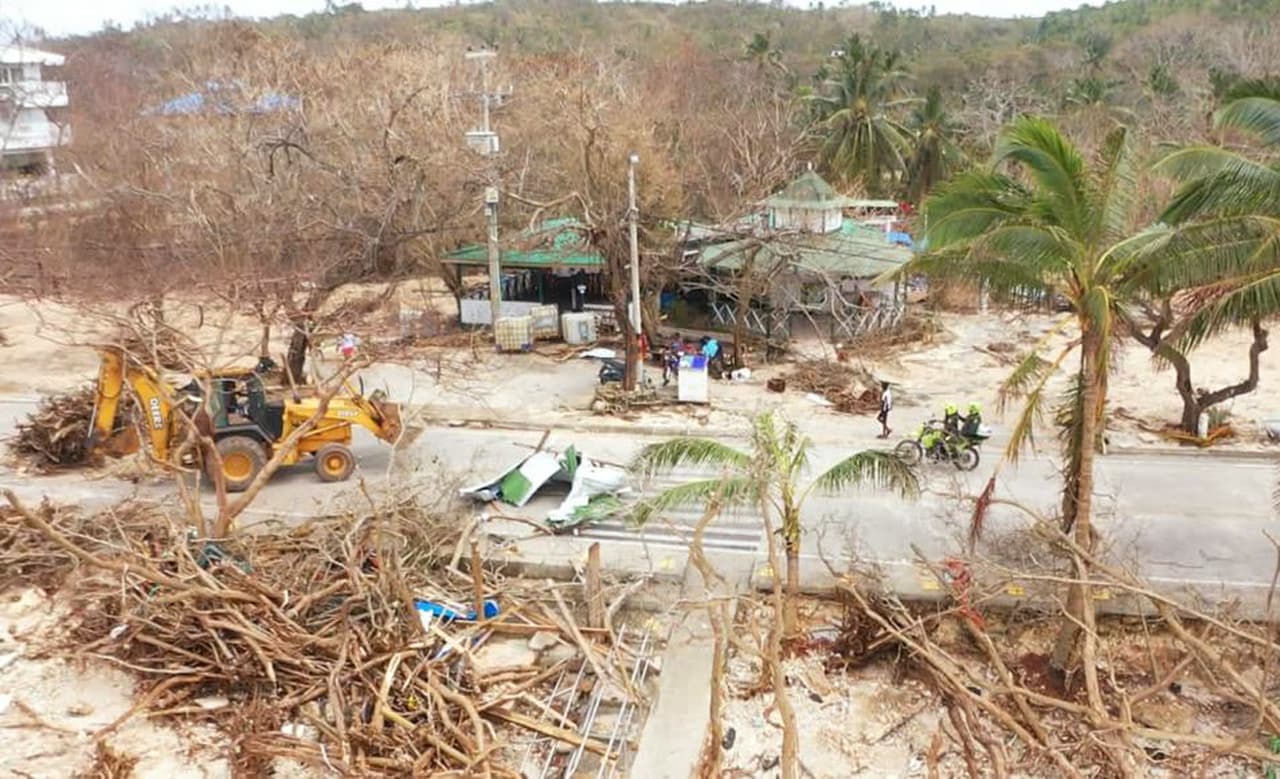 Es la primera vez que un huracán de tal magnitud llega al departamento de San Andrés, aseguró Duque, y prometió reconstruir las viviendas en cien días. La fotografía es una toma aérea de la destrucción en la isla de San Andrés.
