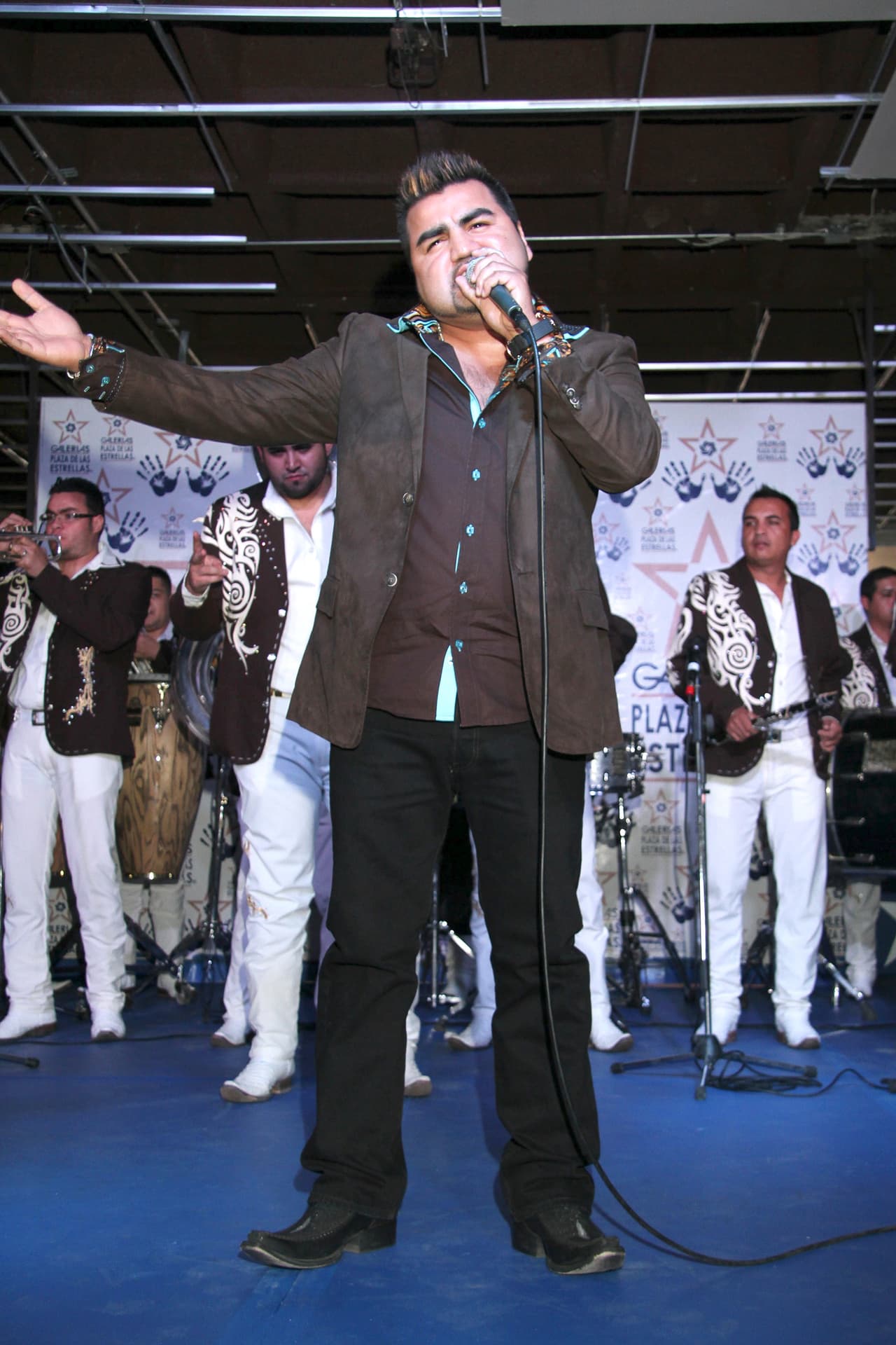 'El Mimoso' sigue en activo dentro del regional mexicano y hasta colabora con jóvenes promesas del género, como lo hizo en el tema
<b><a href="https://www.youtube.com/watch?v=dztMYEfiBA8" target="_blank">'Lamento decirte'</a></b> con
<b>La Explosiva Banda de Maza</b>.