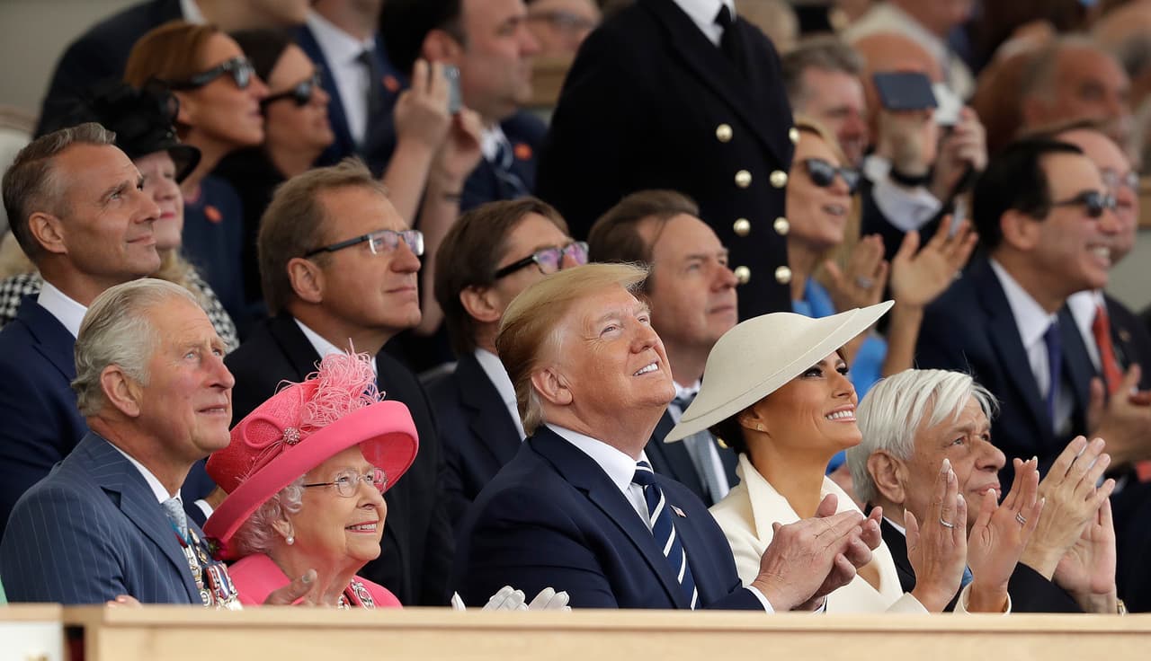 Trump se sentó en un pabellón para los invitados de honor, entre su esposa Melania y la reina Isabel II. Posteriormente el mandatario tenía planificado reunirse con la canciller alemana Ángela Merkel antes de partir a Irlanda.