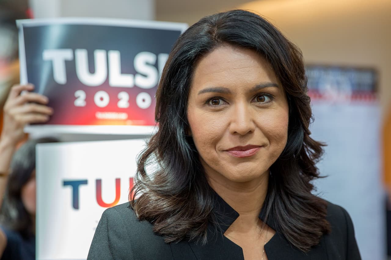 Tulsi Gabbard, representante por el estado de Hawaii y precandidata a la nominación demócrata, estuvo presente en la convención de la
<a href="https://lulac.org/convention19/presidential_town_hall/"><u>Liga de Ciudadanos Latinoamericanos Unidos.</u></a> Aunque no forma parte del grupo de candidatos que estará en el foro Univisión-LULAC, participó en un desayuno en honor a los veteranos hispanos. Dijo que aunque el presidente Trump ha promovido beneficios para los exmilitares, "al mismo tiempo está deportando a miembros del servicio que se han ofrecido como voluntarios para servir en este país". En la mañana estuvo presente en la convención Jill Biden, esposa del exvicepresidente y precandidato Joe Biden.