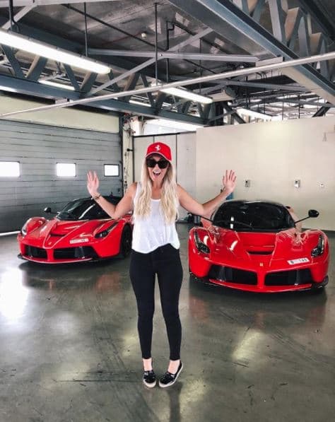 Alex Hirschi es una mujer que vive en Dubai y se ha hecho famosa por sus videos de pruebas de autos deportivos, exóticos y de lujo. Su Instagram, con casi 700 mil seguidores y su canal de Youtube, son prueba de ello. Siempre tiene una imagen que mostrar, como esta con dos 
<b>Ferrari LaFerrari </b>de fondo.