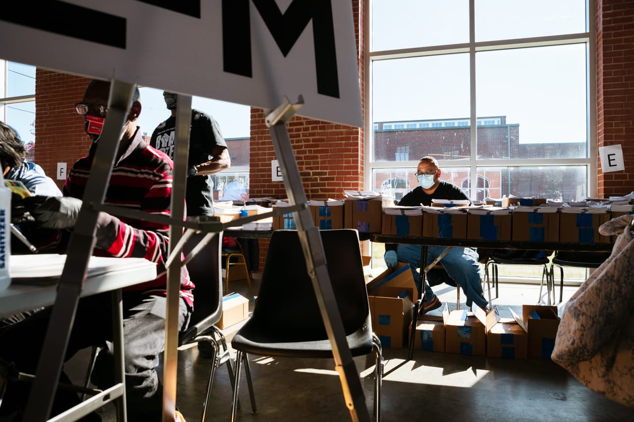Funcionarios de un Colegio Electoral en un centro cultural de Louisville, Kentucky.