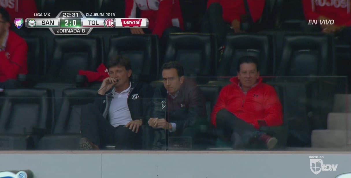Ya era notoria la preocupación del técnico de los Diablos Rojos, Hernán Cristante (izquierda) y los directivos del Toluca por la temprana desventaja.