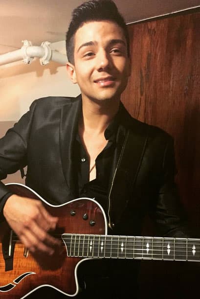 Luis Coronel con todo y guitarrita en mano nos ha dicho que está más emocionado y ansioso de poner a vibrar varios corazones.