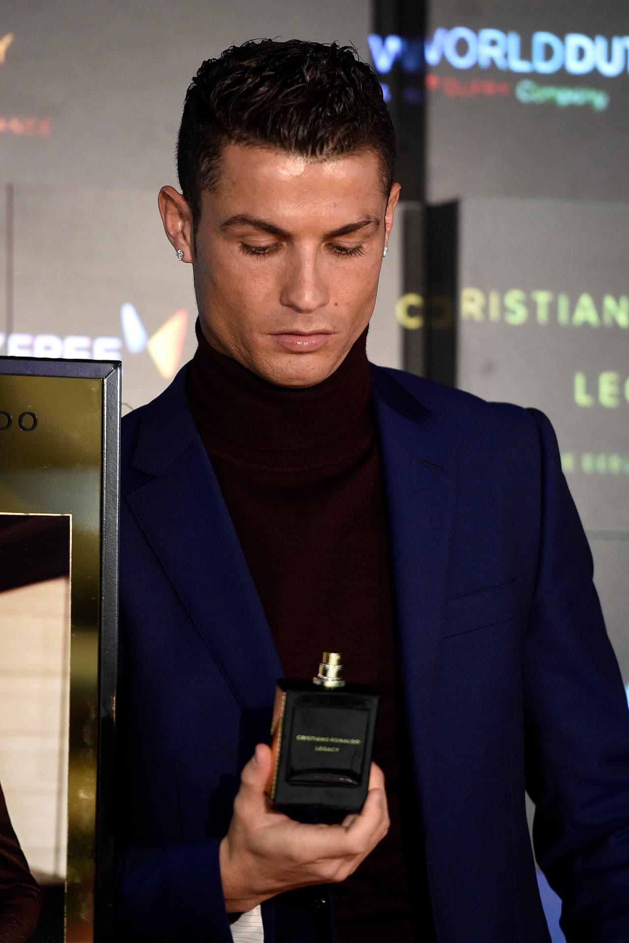 Revisando muy orgulloso su producto.