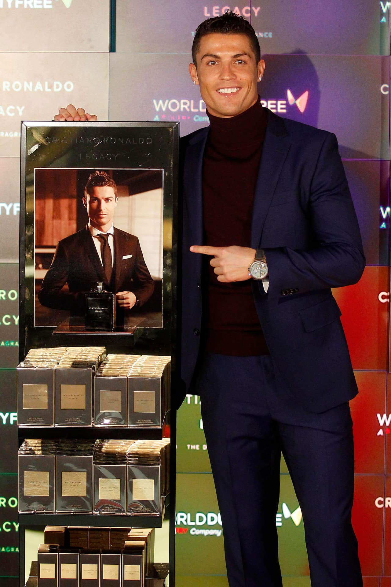 El renombrado futbolista fue la sensación con su primer fragancia.