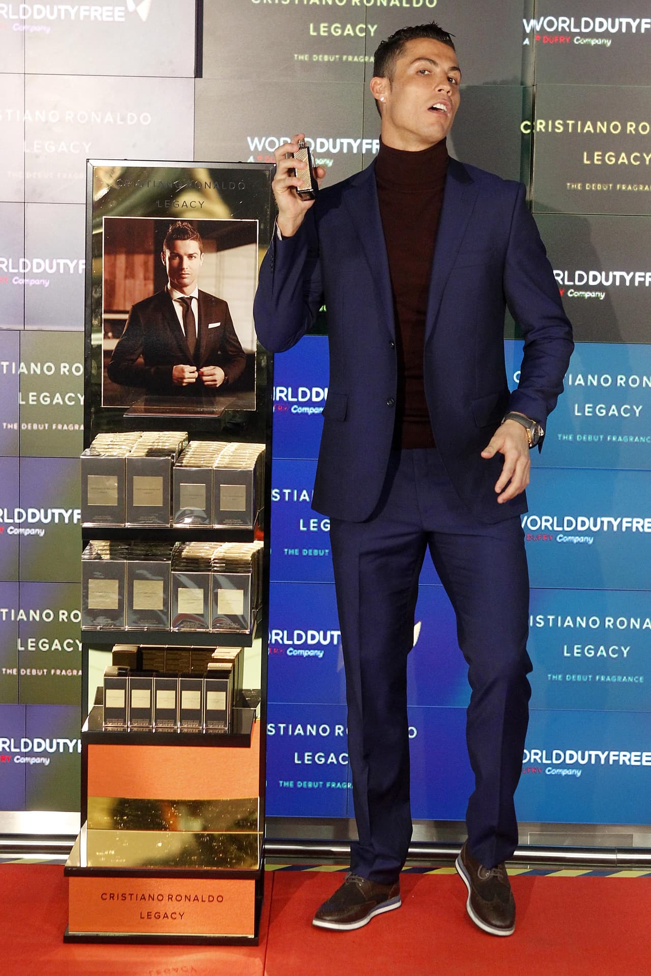 Como parte de la presentación, se puso a probar su fragancia.