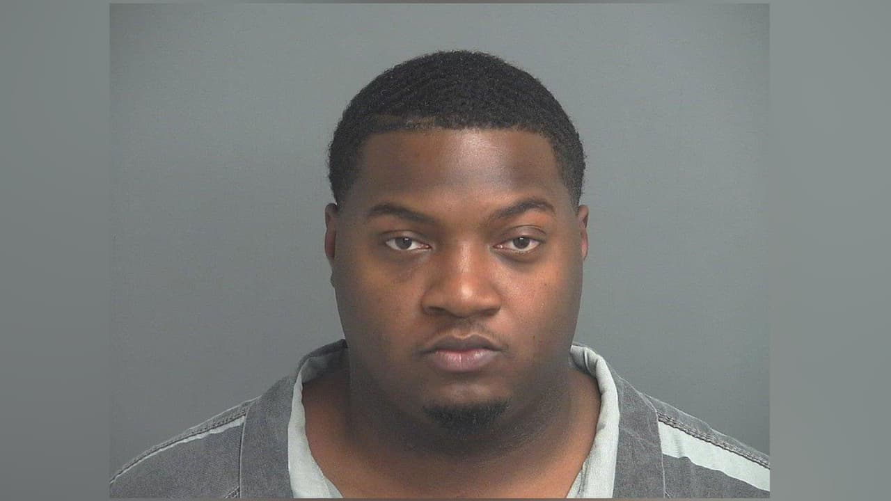 Herman Tharon Watson II fue acusado de colocar teléfono celular para grabar a mujeres en el baño