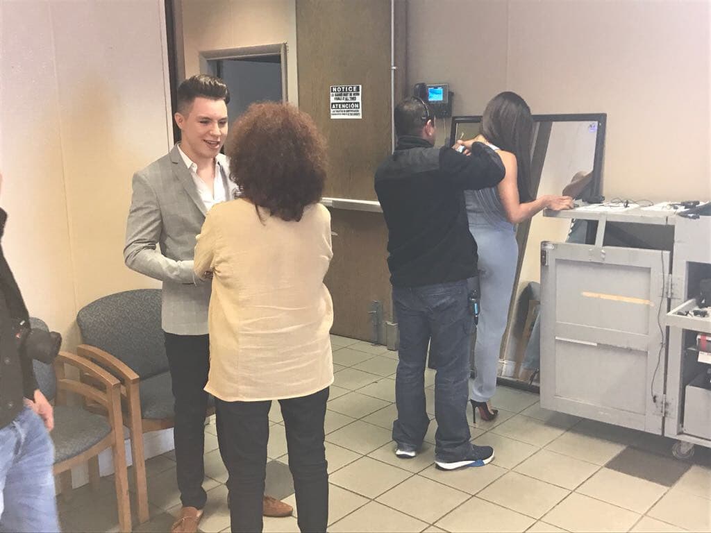 En los camerinos. Jonatan Sanchez y Francisca Lachapel dándose una 'manita de gato' antes de su participación.