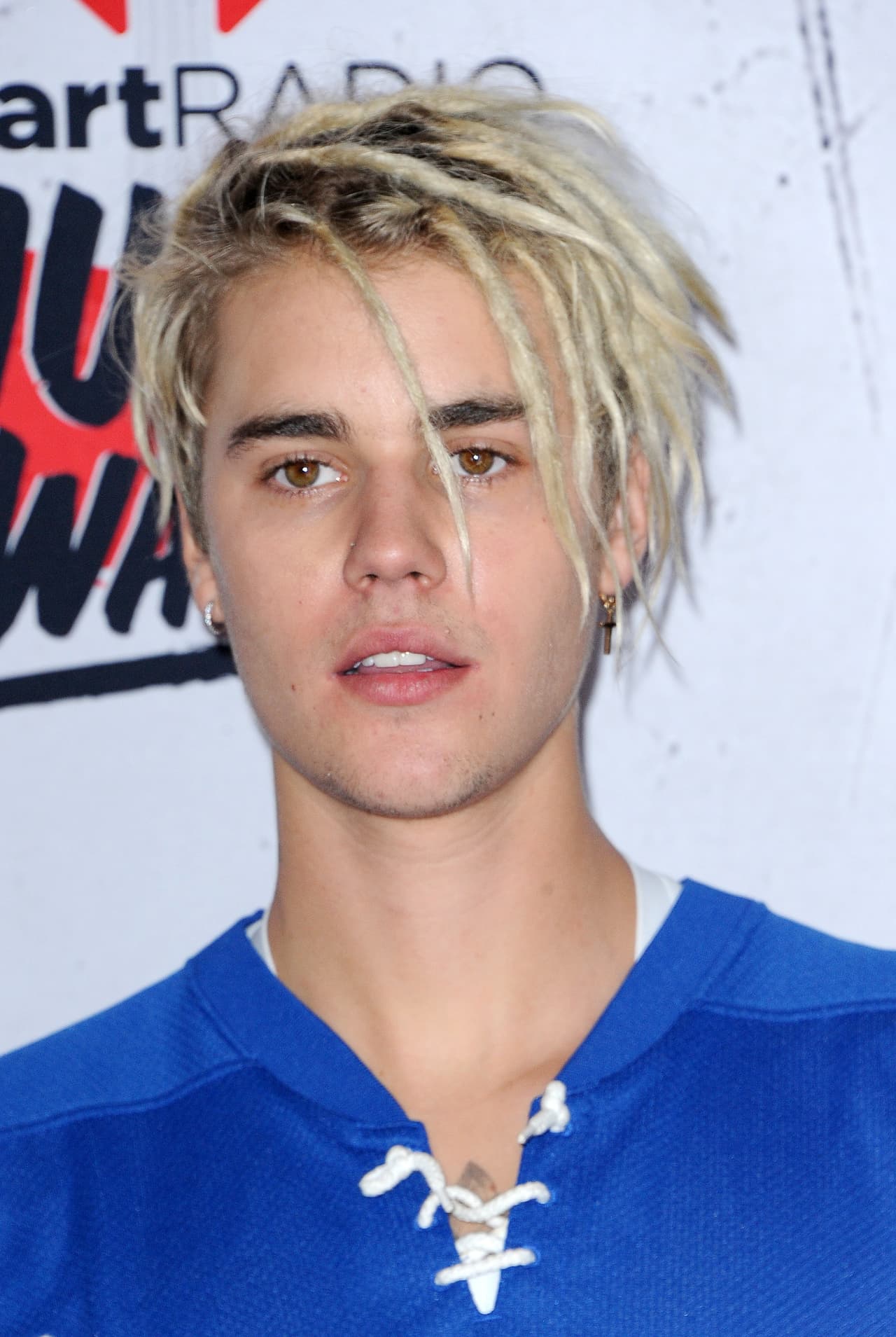 Justin Bieber es camaleónico en cuanto a su cabello, lo hemos visto con diferentes cortes que van desde estar rapado hasta el cabello largo, sin embargo la mayoría del tiempo usa el rubio platinado.