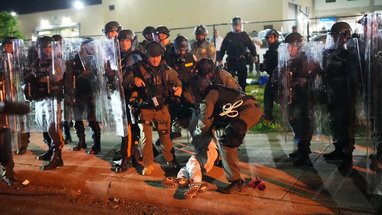 Arrestan a manifestantes tras violar toque de queda durante protestas en Delaney Hall