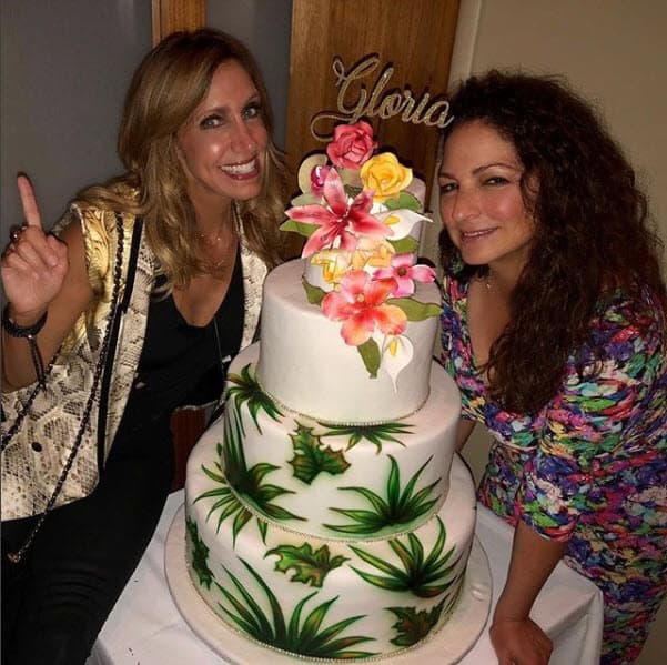 El pasado 1 de septiembre Gloria Estefan celebró un año más de vida y nuestra querida Flaca le llevó un enorme pastel: "Gracias mi Flaquencia y los supertalentosas @divinedelicaciescakes por este pastel de cumpleaños espectacular".