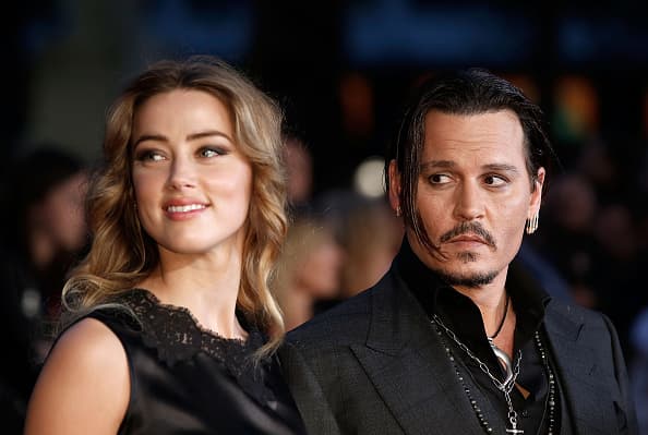 Heard y Depp 
<a href="https://www.univision.com/entretenimiento/johnny-depp-y-amber-heard-se-casaron-video">unieron sus vidas</a> en matrimonio en 2015. Pero las cosas no tardaron en dar un vuelco.
