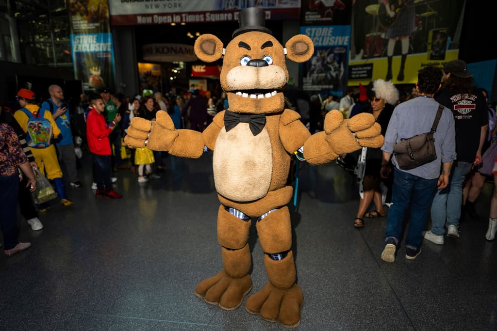 Un asistente vestido como Freddy Fazbear de Five Nights at Freddy's, un videojuego de terror gratuito e independiente de simulación del género «point-and-click» desarrollado y publicado por Scott Cawthon.