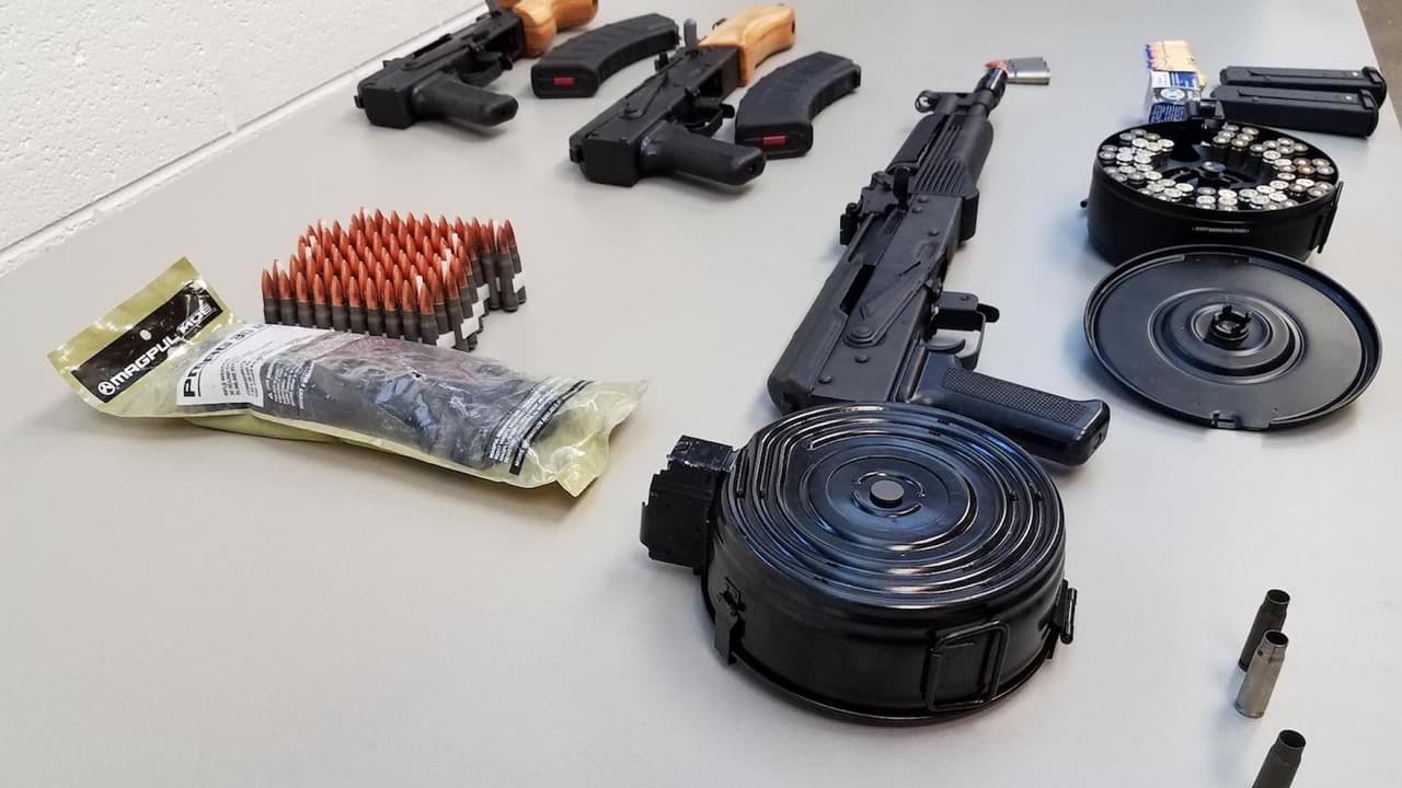 “Nos alegramos de que oficiales del Tercer Distrito [de la Policía de Chicago] estuvieran en el lugar correcto en el momento adecuado y que fueron capaces de incautar estas tres importantes armas”, agregó la Policía de Chicago.