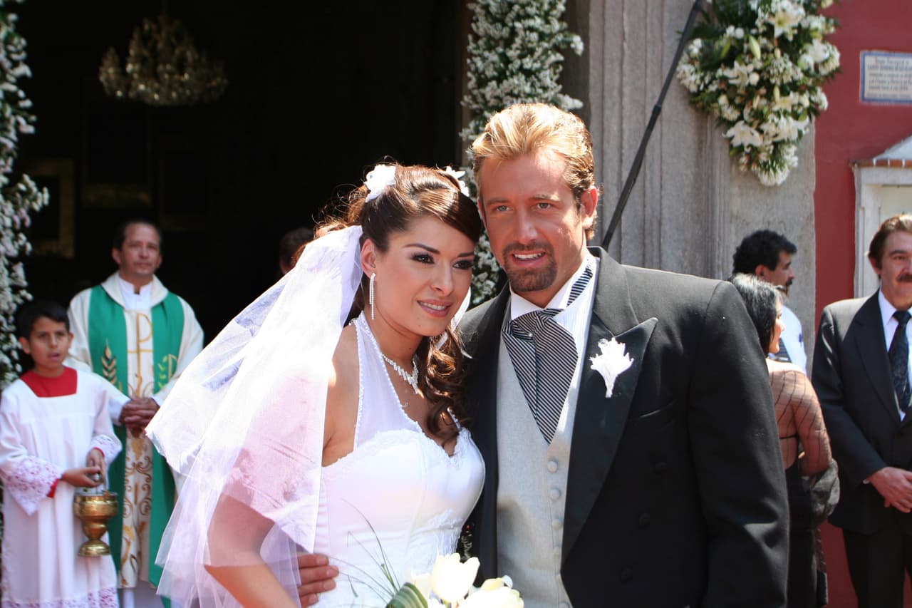 ¿Recuerdan a esta pareja? Claro, es
<b><a href="http://www.univision.com/temas/galilea-montijo">Galilea Montijo</a></b> y
<b><a href="http://www.univision.com/temas/gabriel-soto">Gabriel Soto</a></b> en la telenovela 'La verdad oculta'. Galilea sólo protagonizó esa telenovela sin mucho éxito, pues lo suyo no era la actuación.