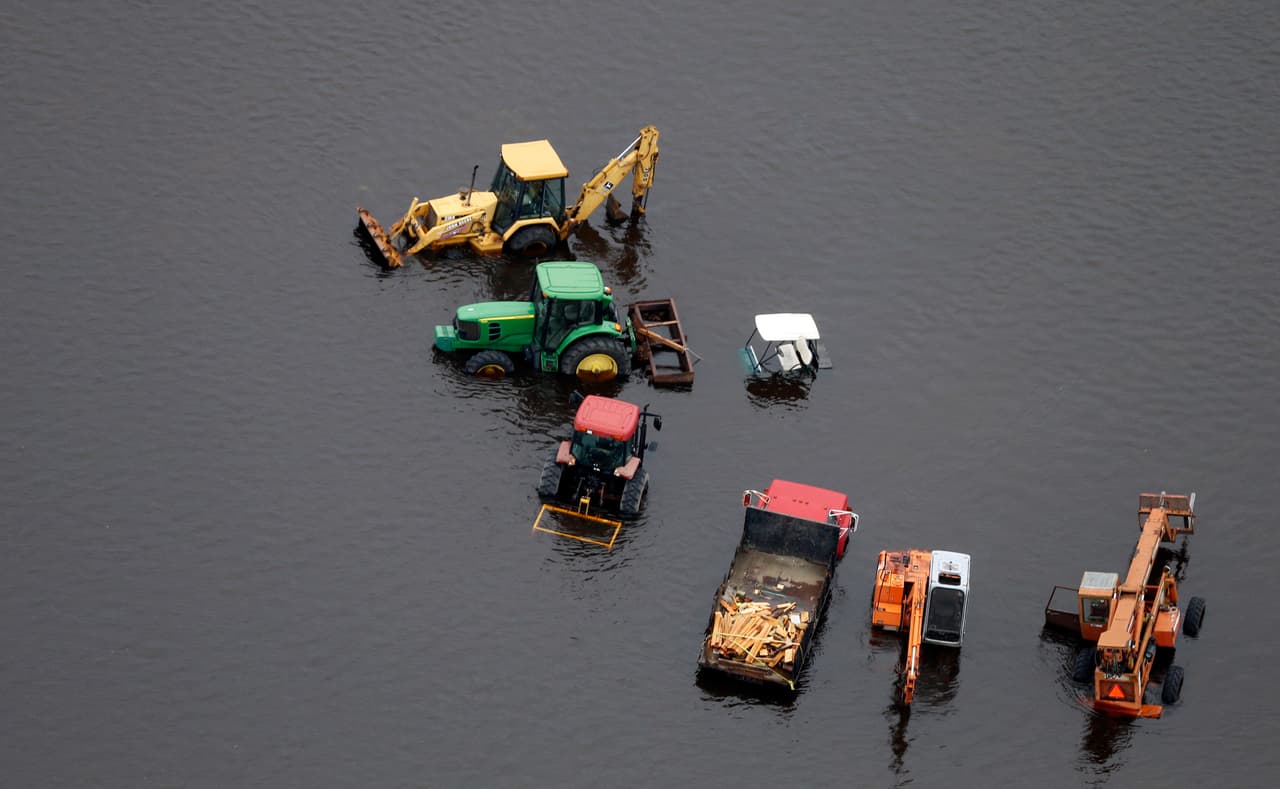 La maquinaria agrícola rodeada por las aguas de la inundación tras el paso del huracán Florence, cerca de Trenton.