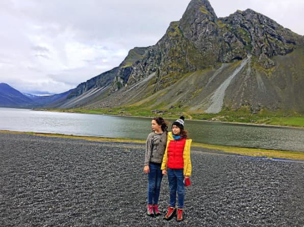 Las hijas de Andrea Legarreta admirando el paisaje.