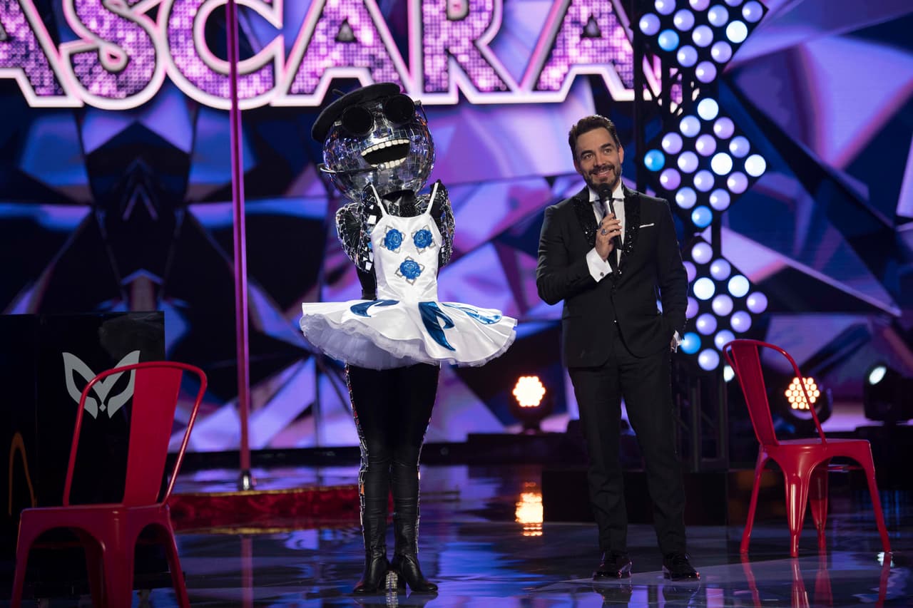 Ella nos deleitó con otra de sus grandes coreografías al ritmo de ‘Lady Marmalade’ y elevó la temperatura de todos los presentes. Al finalizar su presentación presentó un vestido de ballet como regalo para los ‘investigadores’, con dedicatoria especial para Yuri, en un momento muy emotivo.