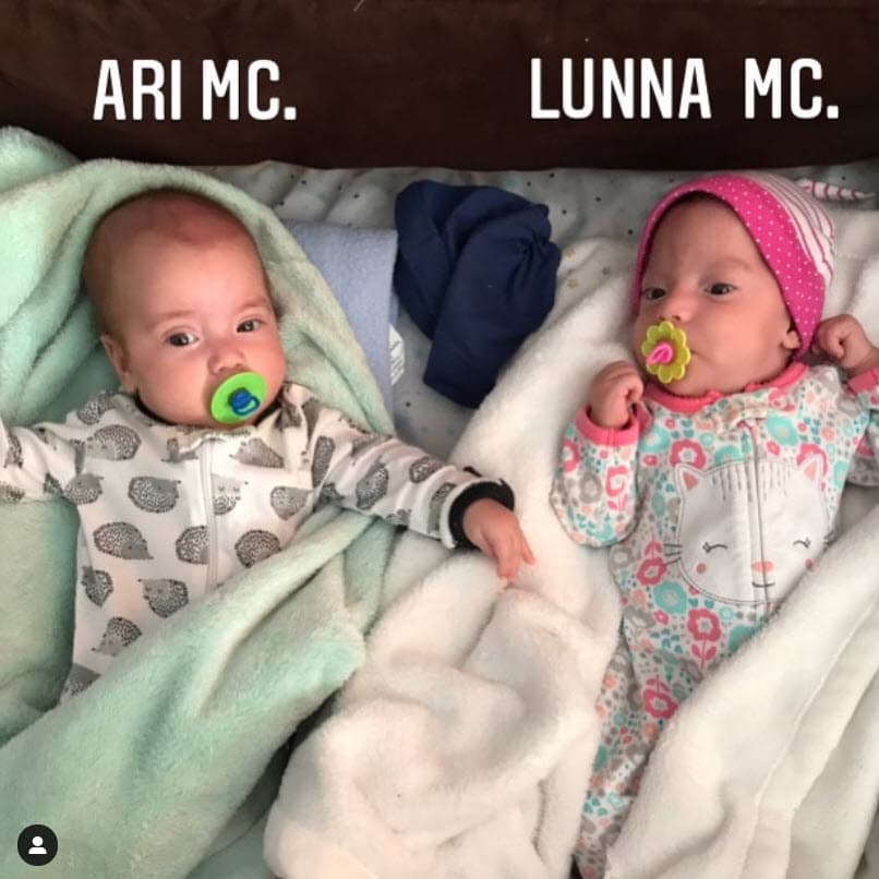 En agosto de 2020, el cantante explicó que su hija sería sometida a una cirugía para implantarle una válvula que le permitiera drenar el líquido del cerebro tras presentar una 
<b>hidrocefalia</b>.