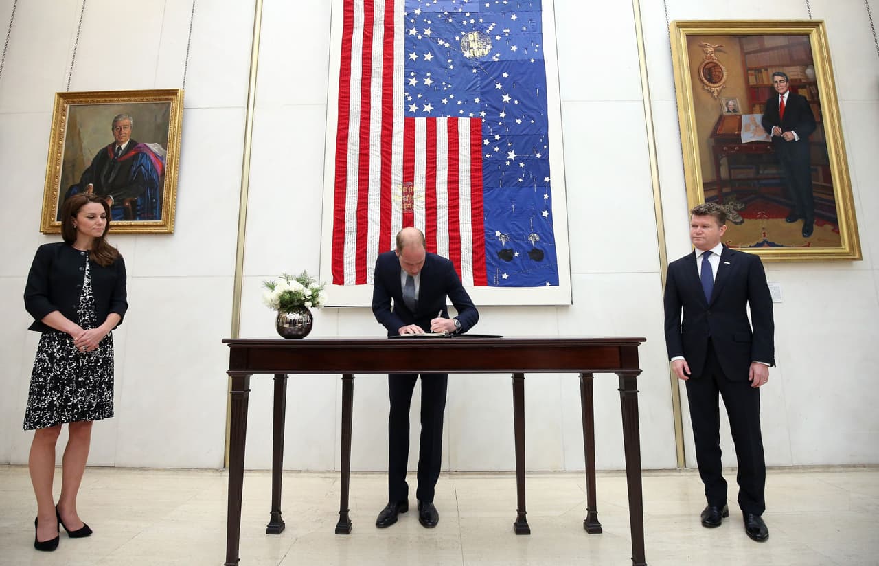 William fue el primero en firmar el libro.