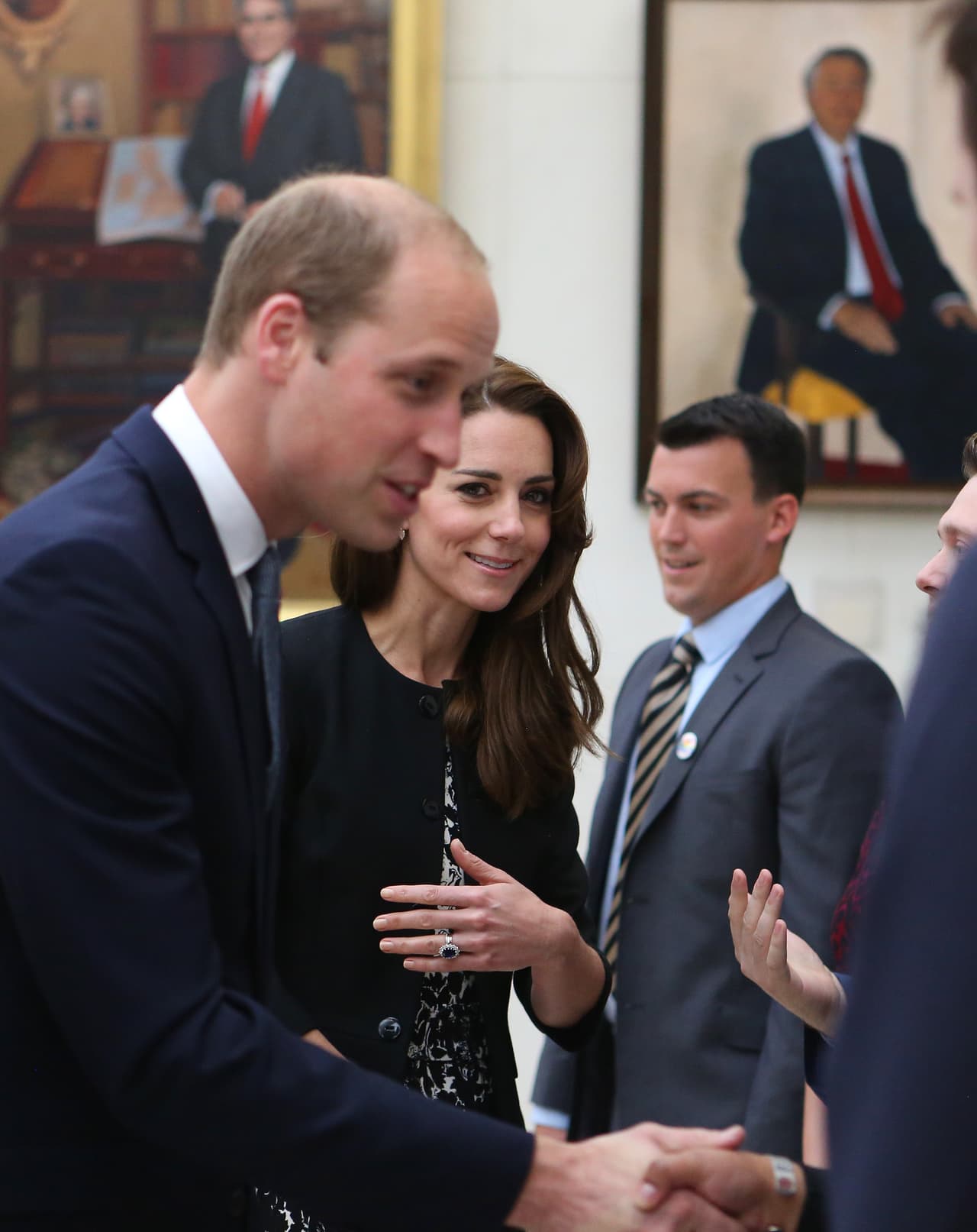 Tras cumplir con el compromiso oficial, la pareja saludó al personal que labora en la embajada.