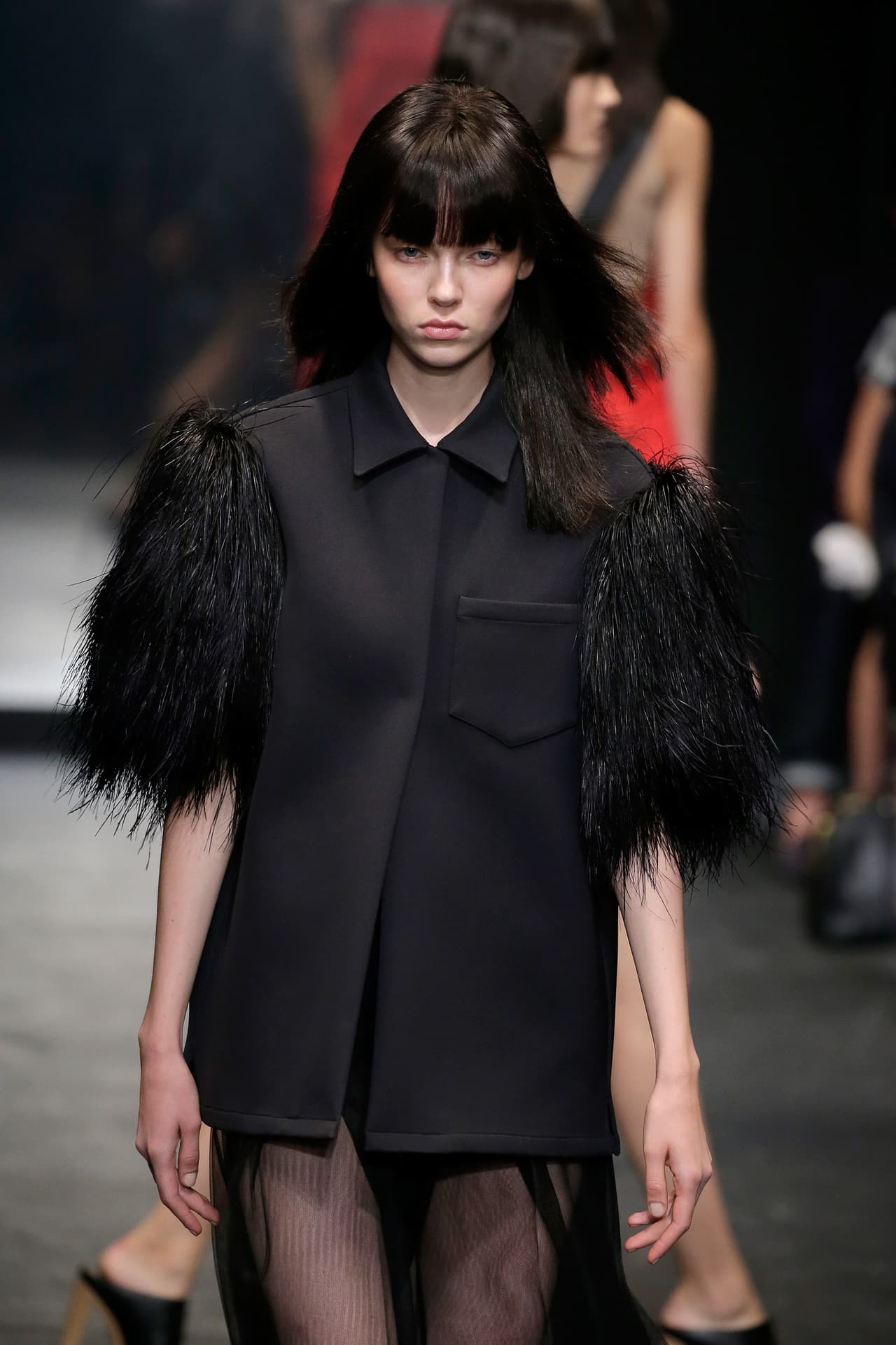 La diseñadora Vera Wang presentó su colección primavera-verano 2016, la cual se inspiró en la película 'Belle de Jour' y la mítica Catherine Deneuve. El NYFW se llenó de prendas en tonos obscuros, sin olvidar los volúmenes y la sofisticación de las lentejuelas, las plumas y algunas transparencias.