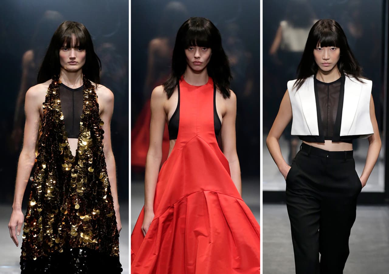 La diseñadora Vera Wang presentó su colección primavera-verano 2016, la cual se inspiró en la película 'Belle de Jour' y la mítica Catherine Deneuve. El NYFW se llenó de prendas en tonos obscuros, sin olvidar los volúmenes y la sofisticación de las lentejuelas, las plumas y algunas transparencias.