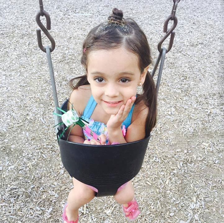 Esta pequeñita se parece mucho a su mamá, ¿no crees?