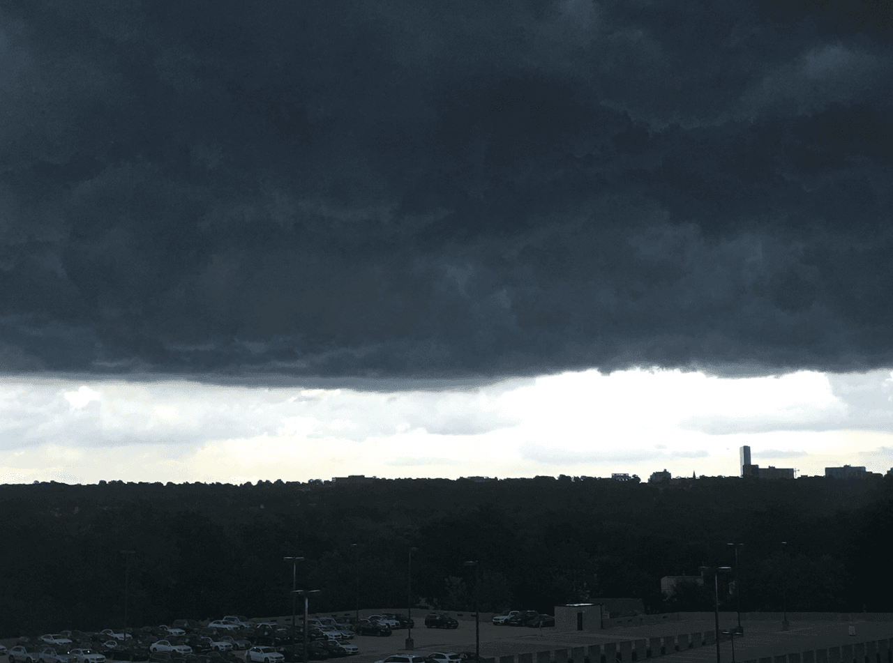 Temperaturas que sobrepasaron los 95 grados Fahrenheit y altos niveles de humedad generaron la tormenta.