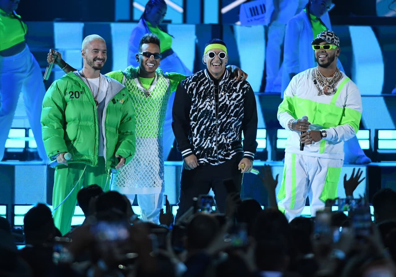 A principios de este año, Ozuna, J Balvin, Anuel AA, Farruko y el 'Rey del reggaetón' interpretaron el remix del tema 'Baila, baila, baila'; su presentación en vivo ocurrió en los Premios Billboard a la Música Latina, en abril pasado.
