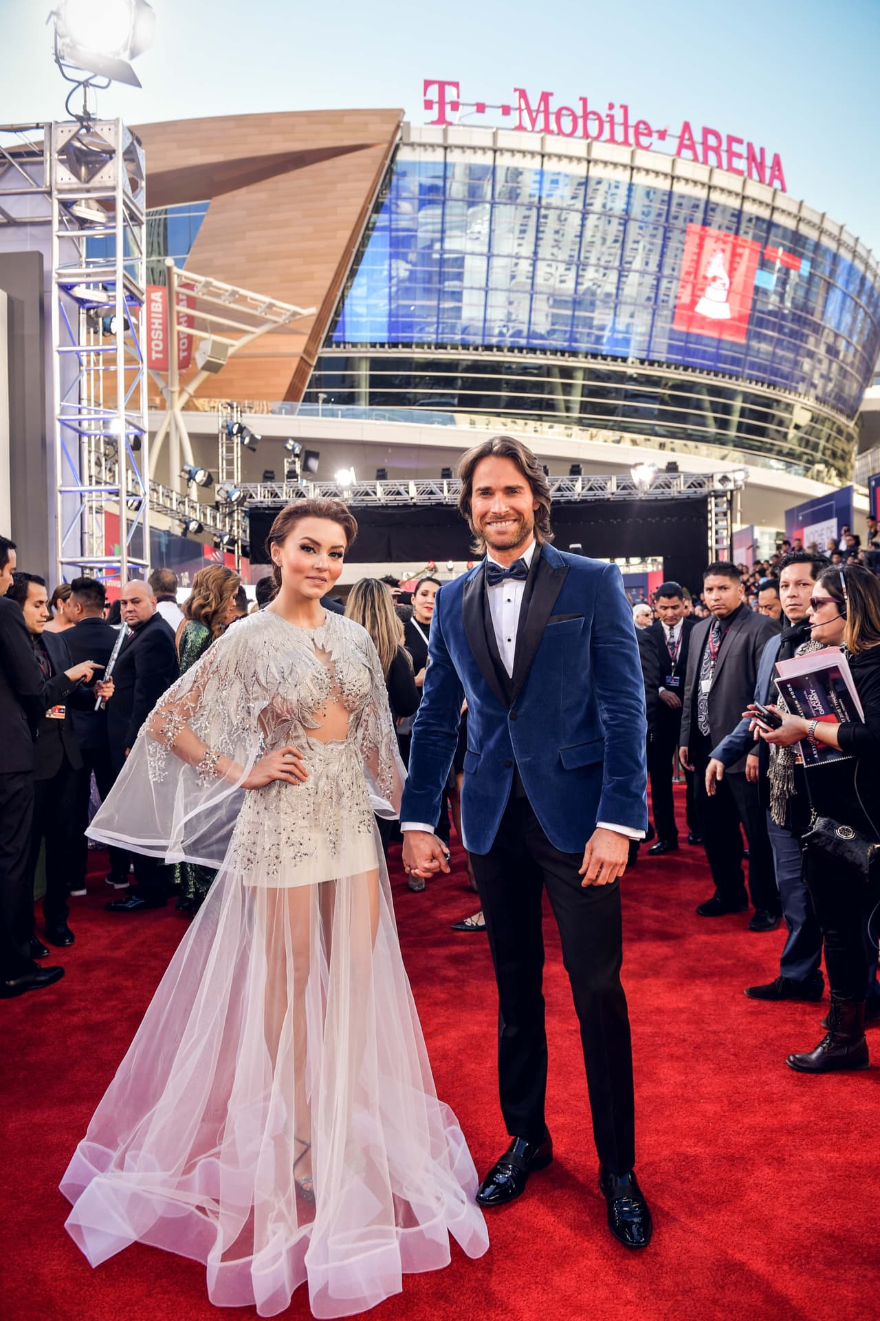 Angelique Boyer llegó de la mano de su amado Sebastian Rulli.