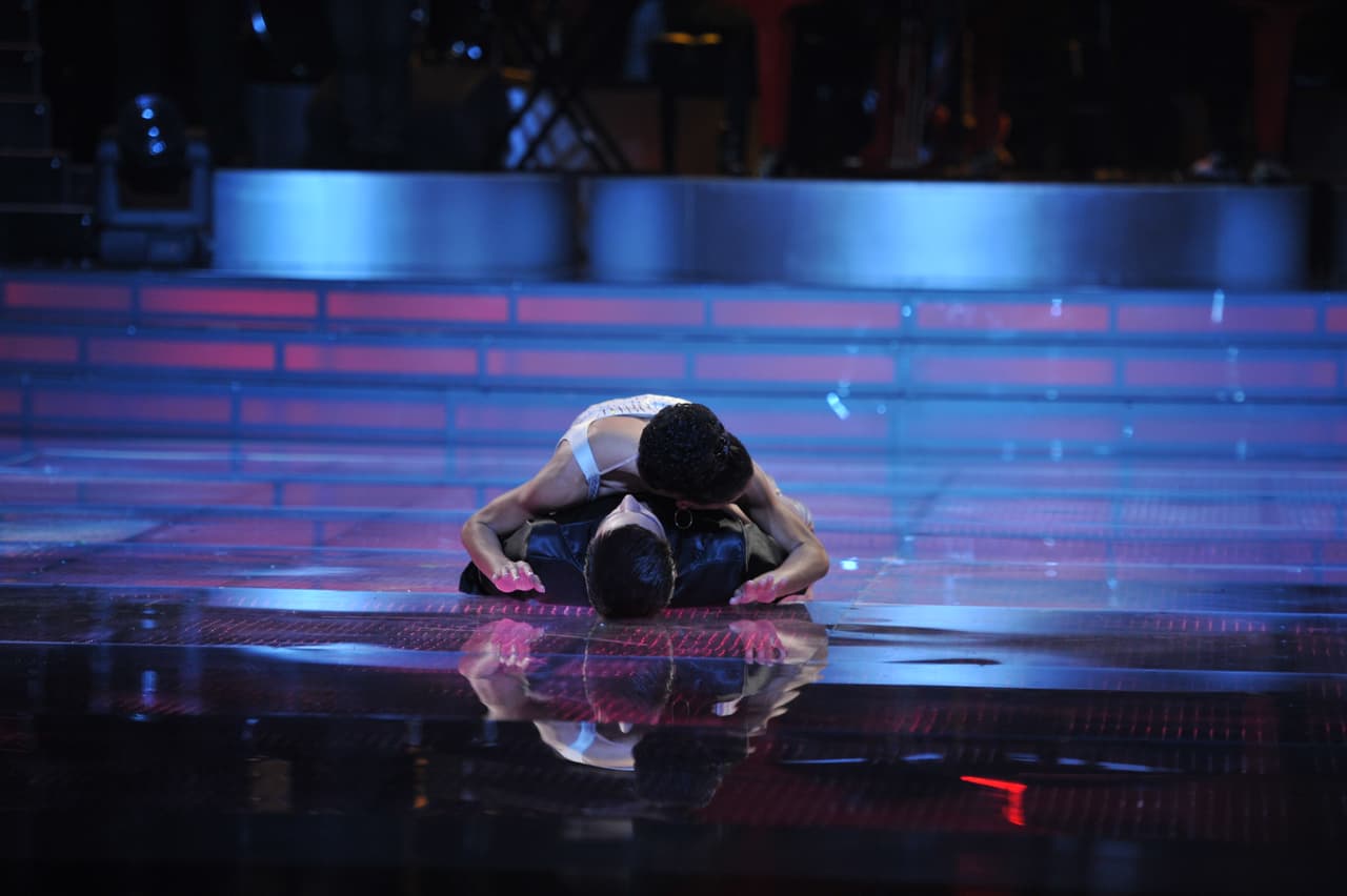 Vadhir Derbez y su bailarina empezaron el baile muy romántico, el tema a bailar fue "Colgando en tus manos" de Carlos Baute.