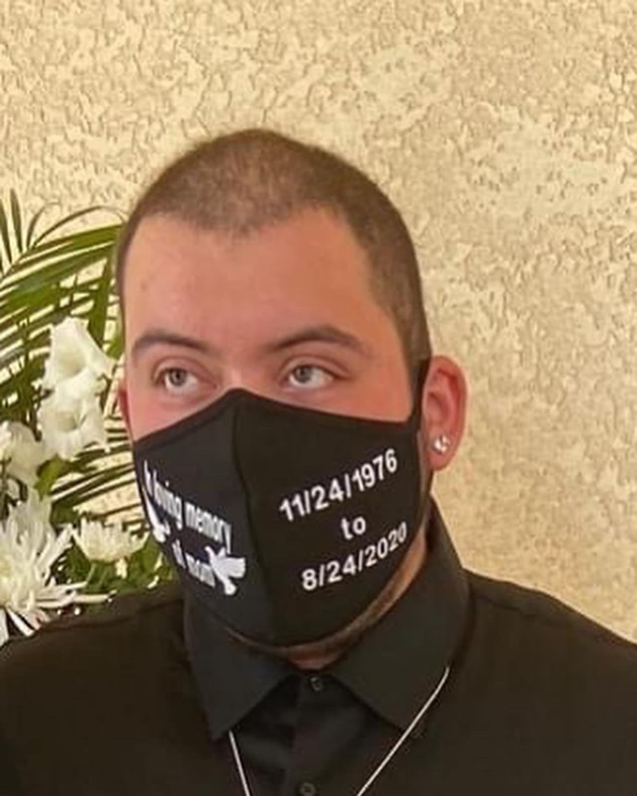 "Yo tengo que jugara las dos partes de papá y mamá", 
<a href="https://www.univision.com/local/los-angeles-kmex/prometi-estar-ahi-por-ellos-joven-queda-a-cargo-de-sus-hermanos-tras-la-muerte-de-su-madre-por-coronavirus-video">dijo entre lágrimas Juan José</a> quien, además, tuvo que dejar su empleo como guardia de seguridad. "Hay tiempos donde mi tío viene a visitarnos y me ayuda con ellos, también tengo amigos que me ayudan", dijo Juan José.